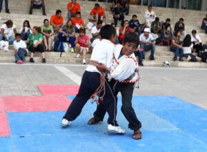 Niños luchando